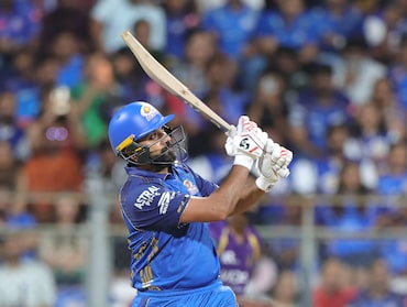 RR vs MI LIVE Score IPL 2026: मुंबई इंडियंस की आधी टीम लौटी पवेलियन, तिलक वर्मा आउट
