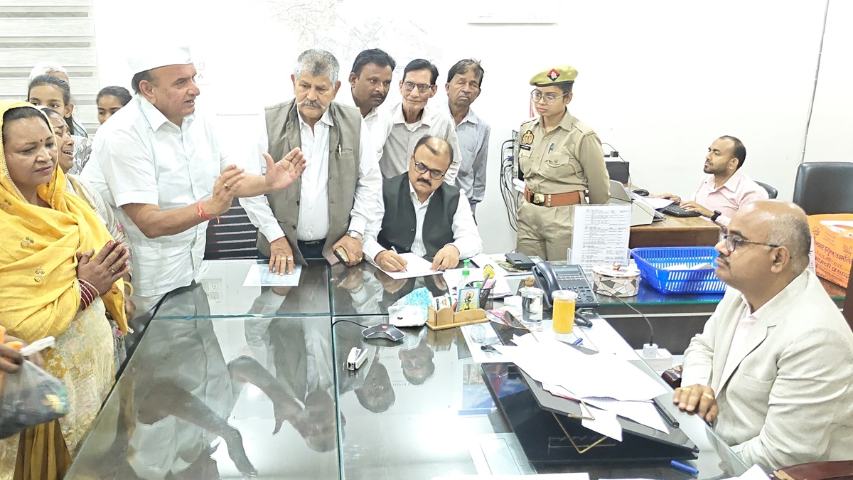 25 शब्द भी टाइप नहीं कर पाए बाबू, DM ने डिमोशन करके बना द&zwj;िया चपरासी, कानपुर में अनोखी कार्रवाई