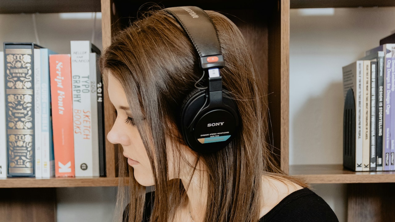 Sound Leakage Issues? How To Picks Over-Ear Headphones That Contain Audio Better