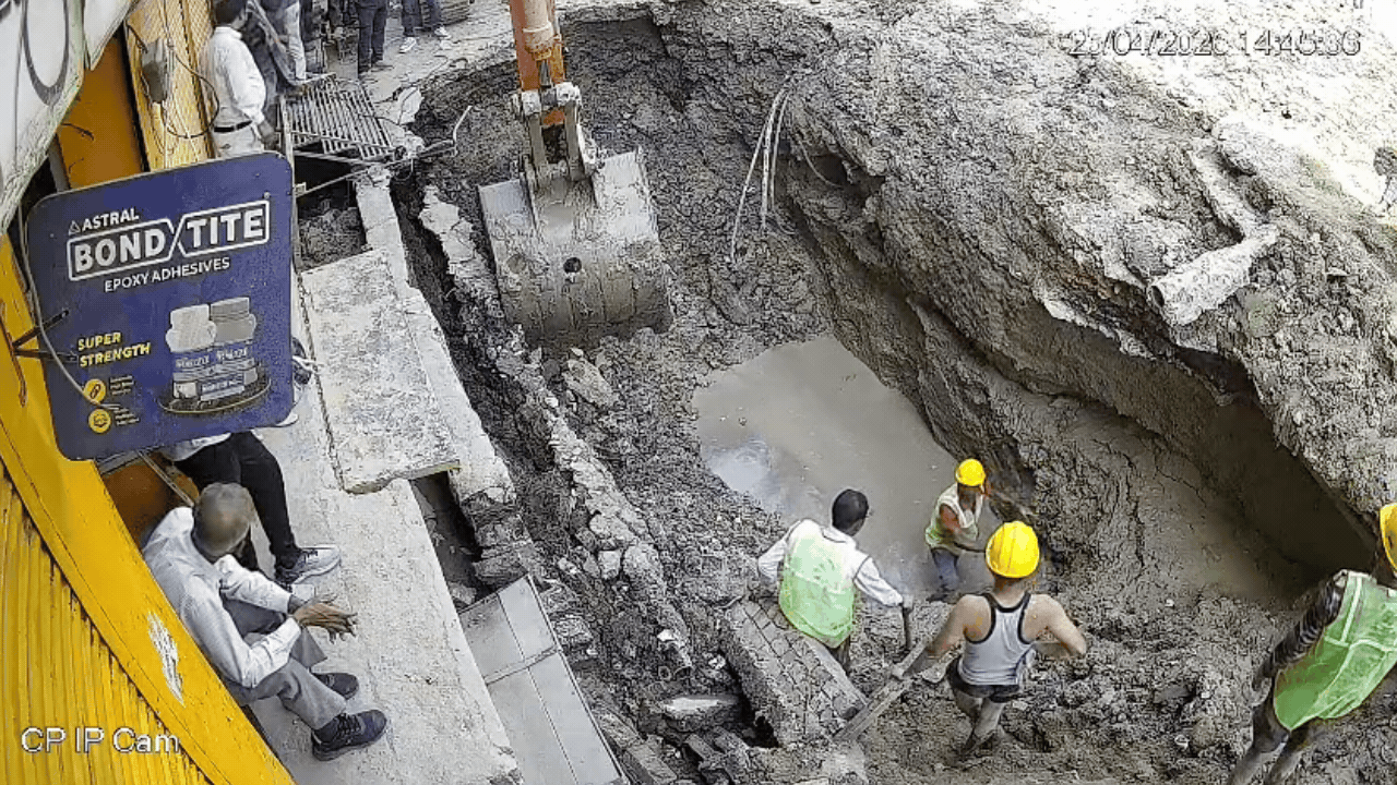 VIDEO: अलीगढ़ में 14 फीट गहरे गड्&zwnj;ढे में चल रहा था काम, तभी मजदूर पर गिरा मिट्&zwnj;टी का टीला, मौत
