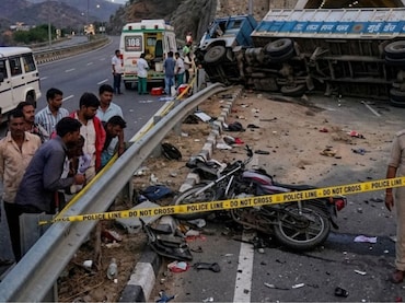 उदयपुर में चिरवा टनल के पास बड़ा हादसा, तेज रफ्तार ट्रेलर ने ली बाइक सवार तीन युवकों की जान