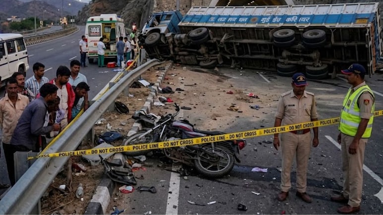 उदयपुर में चिरवा टनल के पास बड़ा हादसा, तेज रफ्तार ट्रेलर ने ली बाइक सवार तीन युवकों की जान