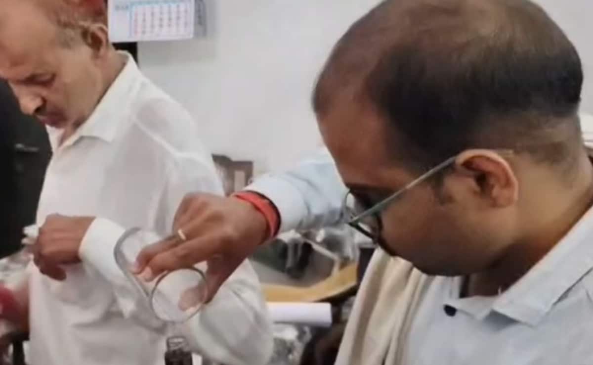 Corruption in UP: यूपी में भ्रष्टों के खिलाफ एंटीकरप्शन की बड़ी कारवाई, चकबंदी विभाग का पेशकार रिश्वत लेते रंगे हाथ गिरफ्तार