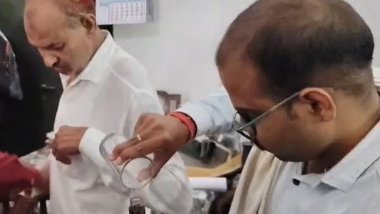 Corruption in UP: यूपी में भ्रष्टों के खिलाफ एंटीकरप्शन की बड़ी कारवाई, चकबंदी विभाग का पेशकार रिश्वत लेते रंगे हाथ गिरफ्तार