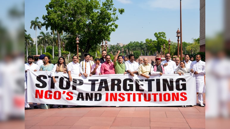 Explained: क्या बला है FCRA, विदेशी चंदा से जुड़े कानून में ये 6 बदलाव, जिन पर संसद के अंदर-बाहर मचा बवाल, पढ़ें डिटेल