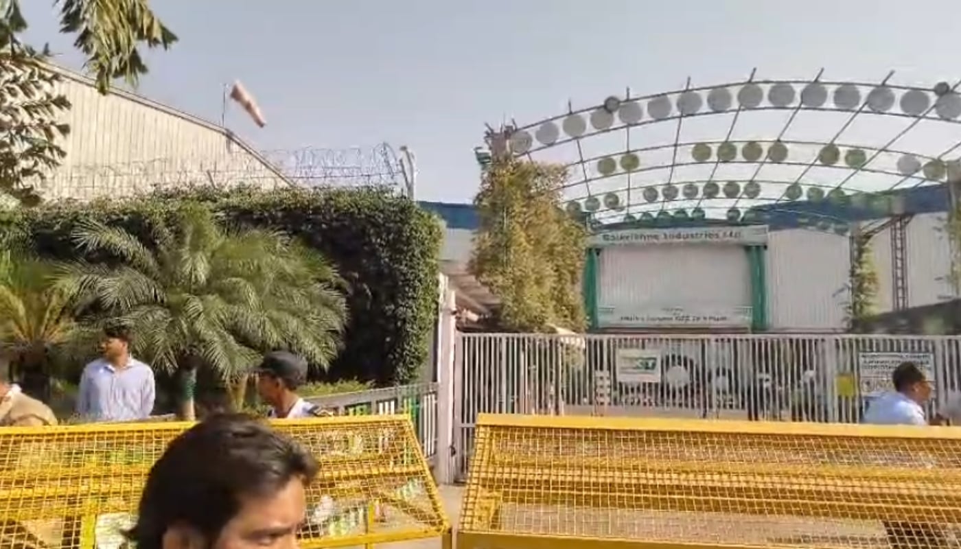 फैक्ट्री के बाहर सुरक्षा कड़ी कर दी गई है. 