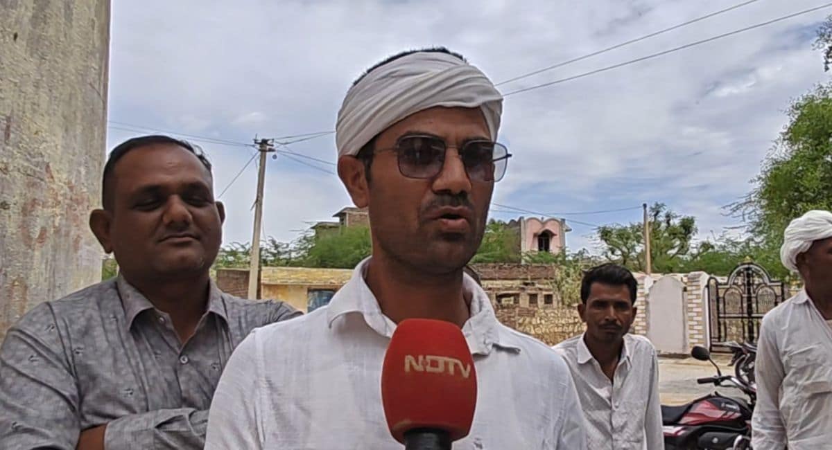 ग्रामीण ने बताया कि उसके मोबाइल पर नेटवर्क भी नहीं आता. 