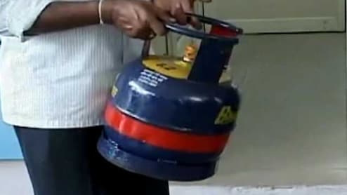 प्रवासी मजदूरों को कैसे मिल सकता है 5kg वाला LPG सिलेंडर? जानिए किस डॉक्यूमेंट की पड़ती है जरूरत