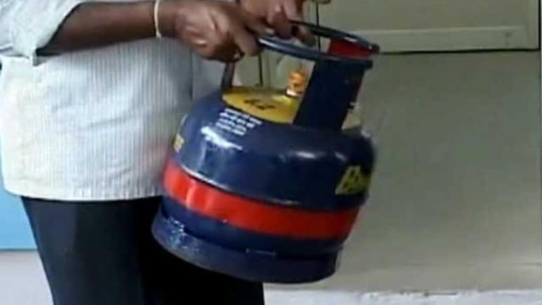 प्रवासी मजदूरों को कैसे मिल सकता है 5kg वाला LPG सिलेंडर? जानिए किस डॉक्यूमेंट की पड़ती है जरूरत
