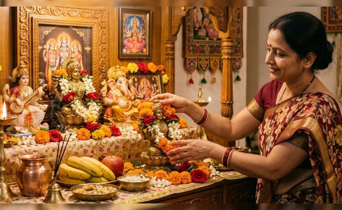 पूजा के आखिर में क्यों चढ़ाए जाते हैं फूल, जानिए मंत्र पुष्पांजलि का महत्व