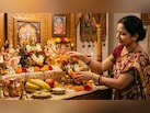 पूजा के आखिर में क्यों चढ़ाए जाते हैं फूल, जानिए मंत्र पुष्पांजलि का महत्व