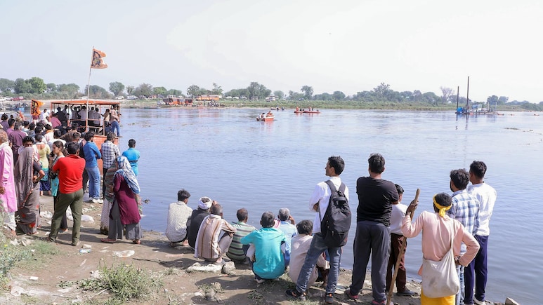 Mathura Boat Accident: मथुरा नाव हादसे में मृतकों की संख्या बढ़कर 11 हुई, नाविक गिरफ्तार; 14 KM के दायरे में तलाश कर रहे गोताखोर