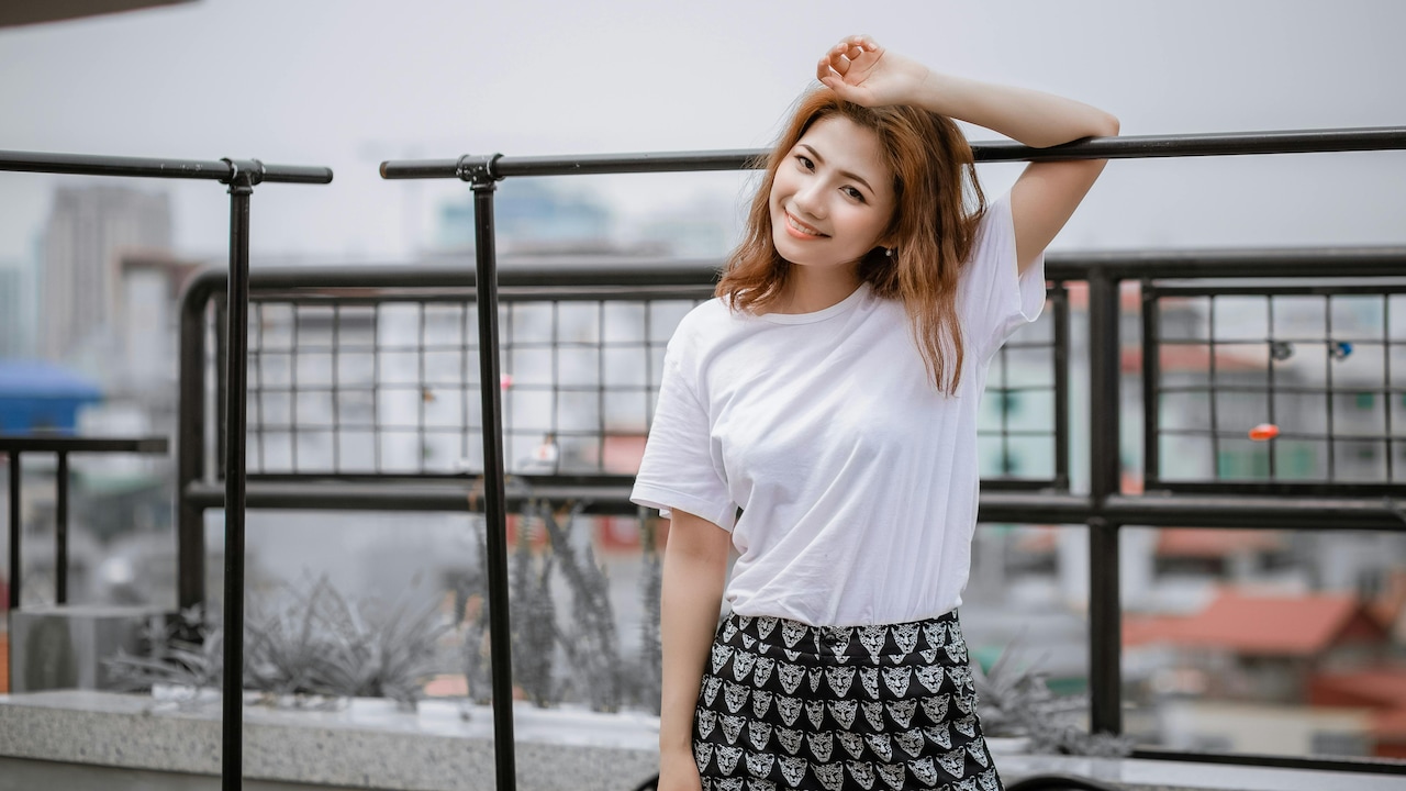 Tops That Look Good Tucked And Untucked: What Length Actually Works