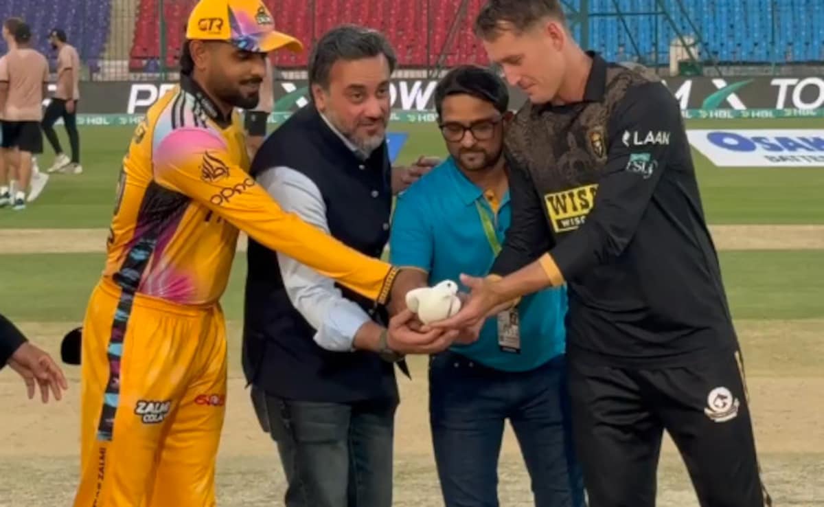 "Joke Of The Century": Babar Azam, Marnus Labuschagnes Peace Gesture During PSL Brutally Trolled By Internet