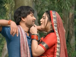 'मरून कलर सड़िया' यू-ट्यूब पर उड़ा रहा गर्दा, 400 मिलियन के करीब पहुंची आम्रपाली-निरहुआ की जोड़ी