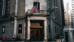 ईरान-यूएस टेंशन की आग में झुलसा वॉल स्ट्रीट, S&P 500 और नैस्डैक रिकॉर्ड ऊंचाई से फिसले, कच्चा तेल $93 के पार