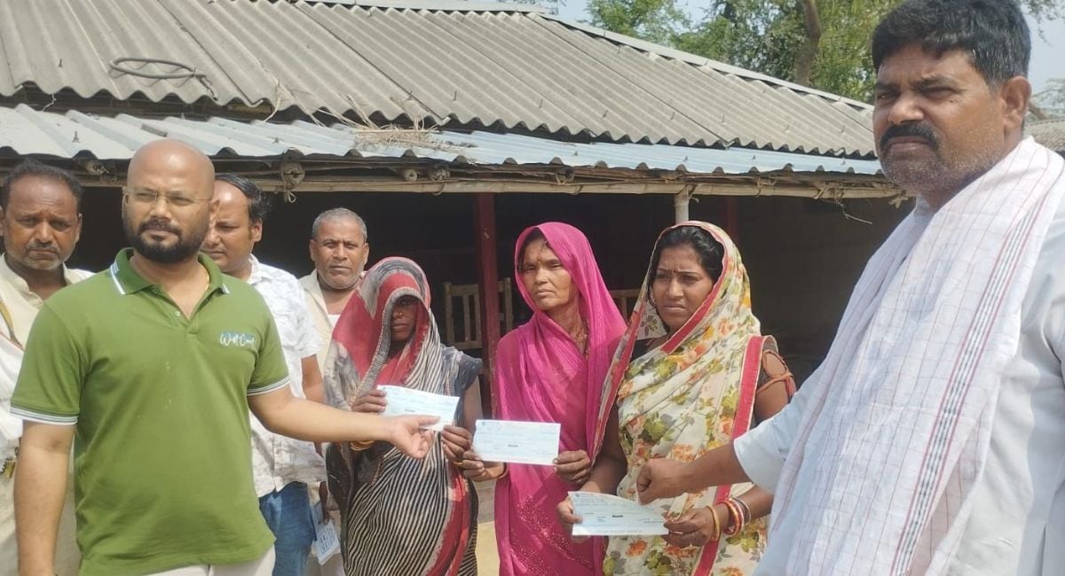 मृतक बच्चियों के परिजनों को चार-चार लाख रुपये का चेक दिया. 