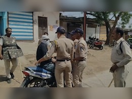 नीमच में बेकाबू बवाल! छेड़छाड़ आरोपी के घर पर भीड़ का हमला, पुलिस पर बरसाए पत्&zwj;थर&nbsp;