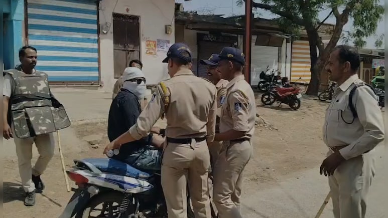 नीमच में बेकाबू बवाल! छेड़छाड़ आरोपी के घर पर भीड़ का हमला, पुलिस पर बरसाए पत्&zwj;थर&nbsp;