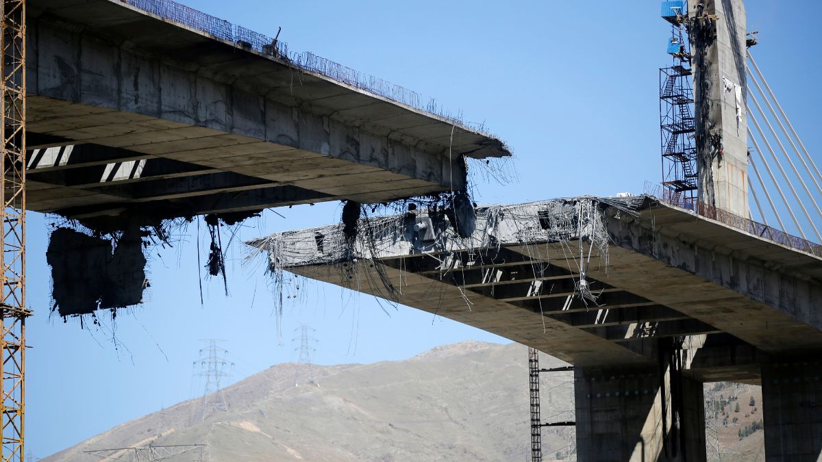 अमेरिकी हमले में ध्वस्त ईरान का पुल. (Photo Credit: IANS) अमेरिकी हमले में ध्वस्त ईरान का पुल. (Photo Credit: IANS)