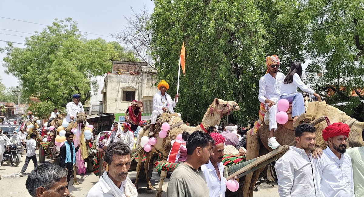 ऊंट गाड़ी से बहन के घर मायरा भरने गया भाई. 