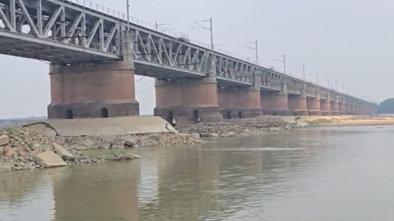 163 साल पुराना बिहार का कोईलवर पुल हुआ कमजोर, दरक रही नींव... दांव पर लगेगी सैकड़ों जान