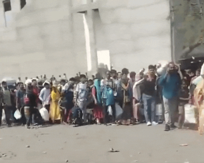 16 घंटों तक लाइन में, छठ-होली जैसा हाल... सूरत से बिहार-UP लौट रहे लोगों की परेशानी, VIDEO