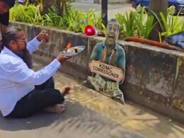 Kalyan-Dombivli : आयुक्तांच्या प्रतिकात्मक फोटोला शेण खाऊ घातलं; कल्याण-डोंबिवलीत नागरिक भडकले, संतापाचं कारण काय?
