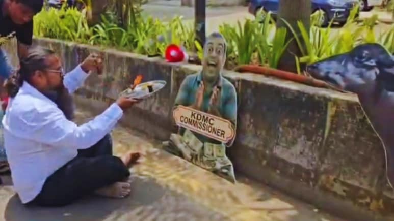 Kalyan-Dombivli : आयुक्तांच्या प्रतिकात्मक फोटोला शेण खाऊ घातलं; कल्याण-डोंबिवलीत नागरिक भडकले, कारण काय?