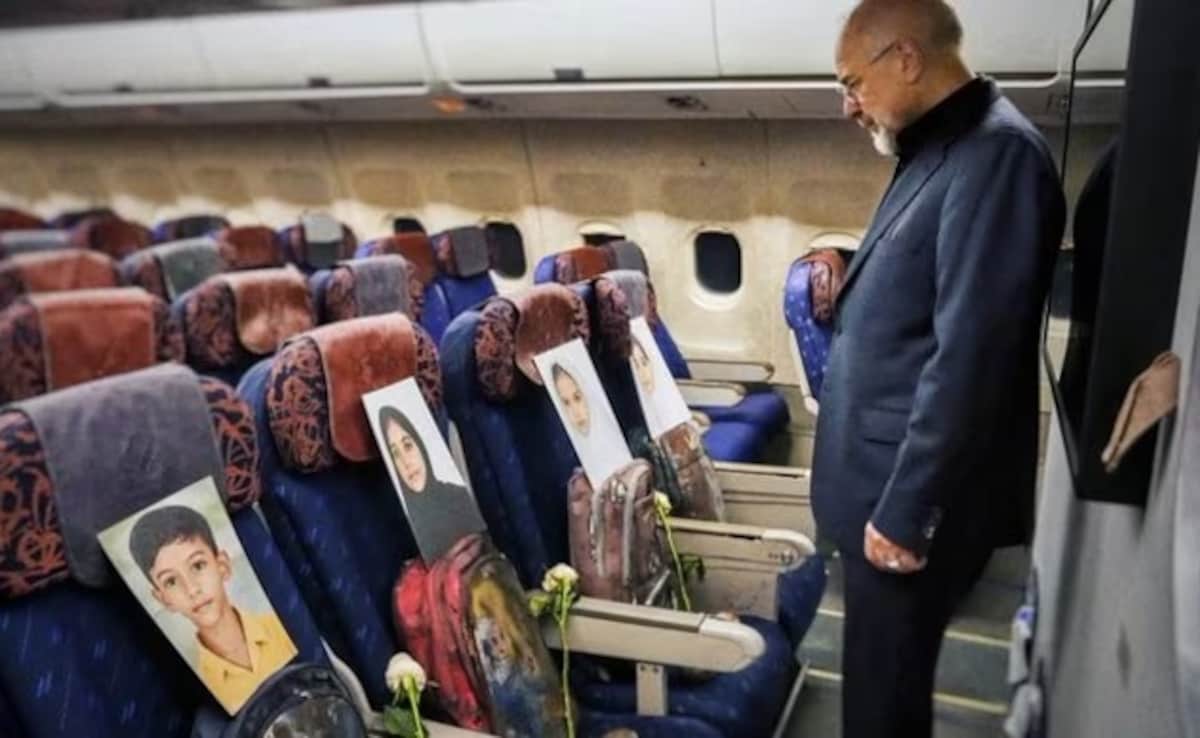 खून से सने बैग और जूते, हमले में मारे गए स्कूली बच्चों की तस्वीरें, ईरान ने वार्ता के पहले दिलाई याद