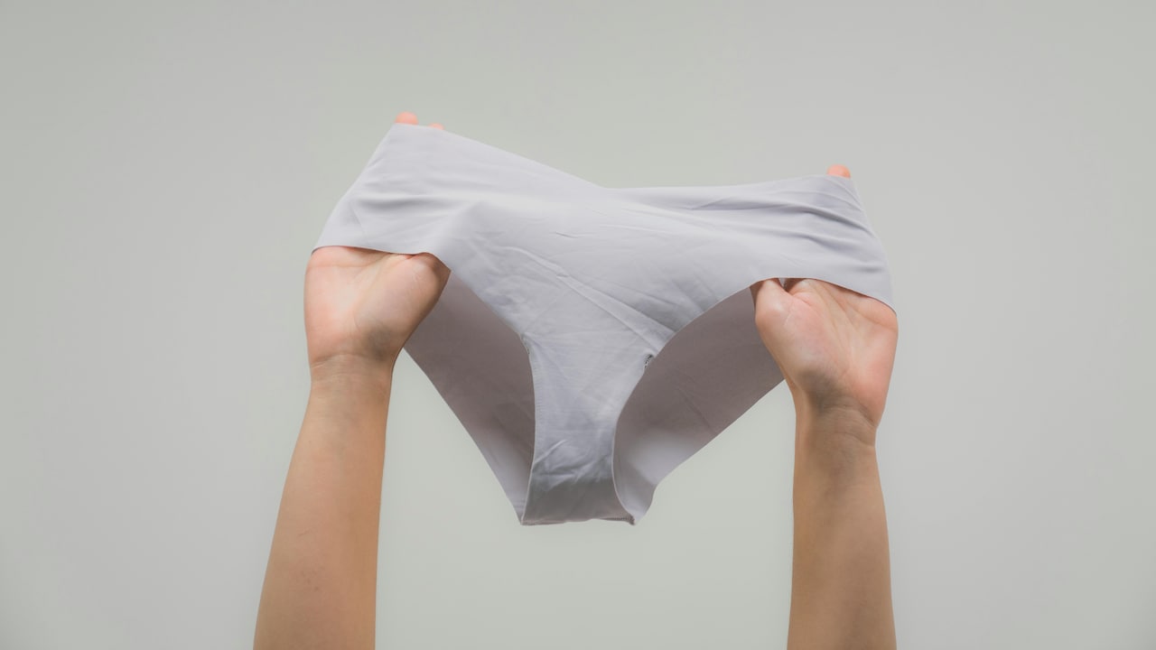 How to choose invisible underwear women for white outfits
