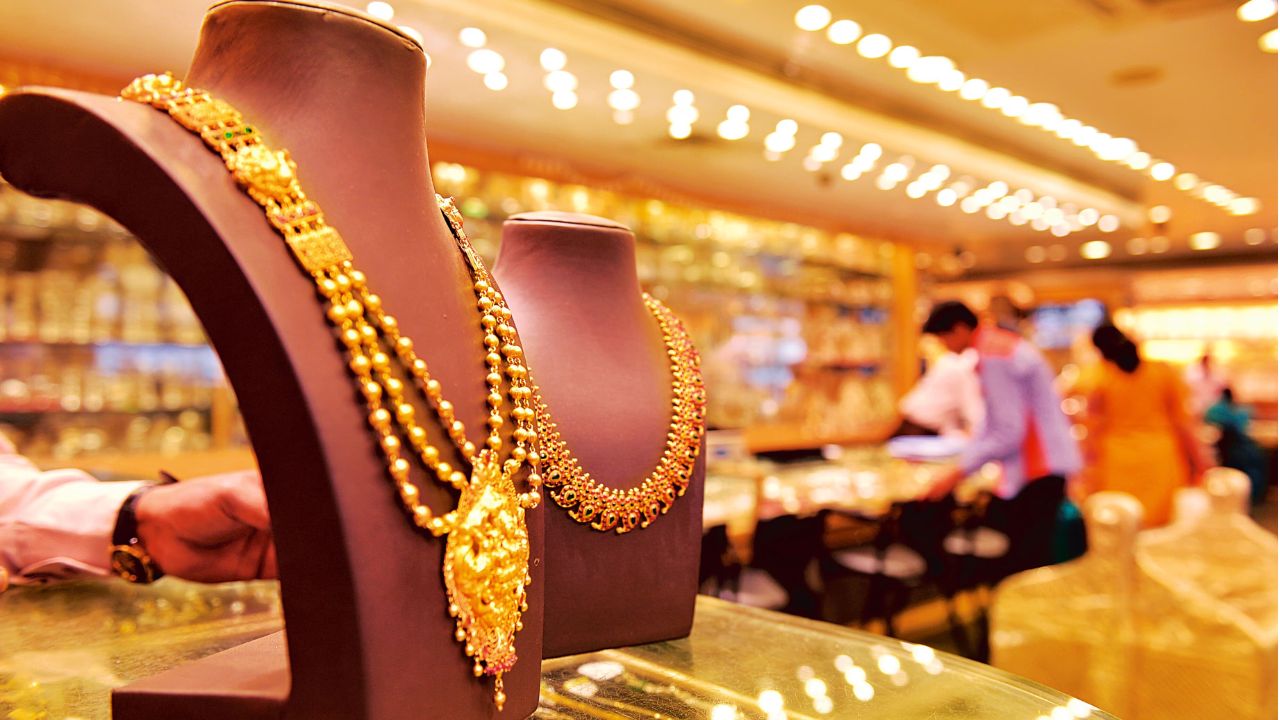 Gold-Silver Prices: अक्षय तृतीया से पहले कितना चल रहा सोना चांदी? निवेश से पहले जान लें ताजा भाव