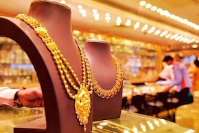 Gold-Silver Prices: अक्षय तृतीया से पहले कितना चल रहा सोना चांदी? निवेश से पहले जान लें ताजा भाव