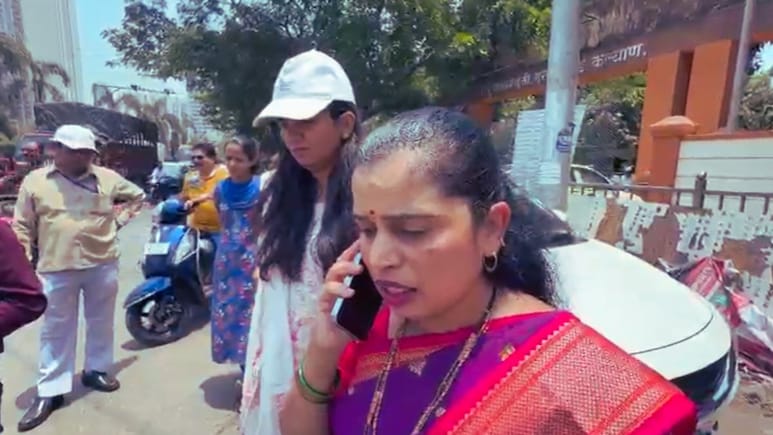 Kalyan News : KDMC च्या महापौर भररस्त्यात भडकल्या; संध्याकाळपर्यंत अल्टिमेटम, अधिकाऱ्याला धरलं धारेवर