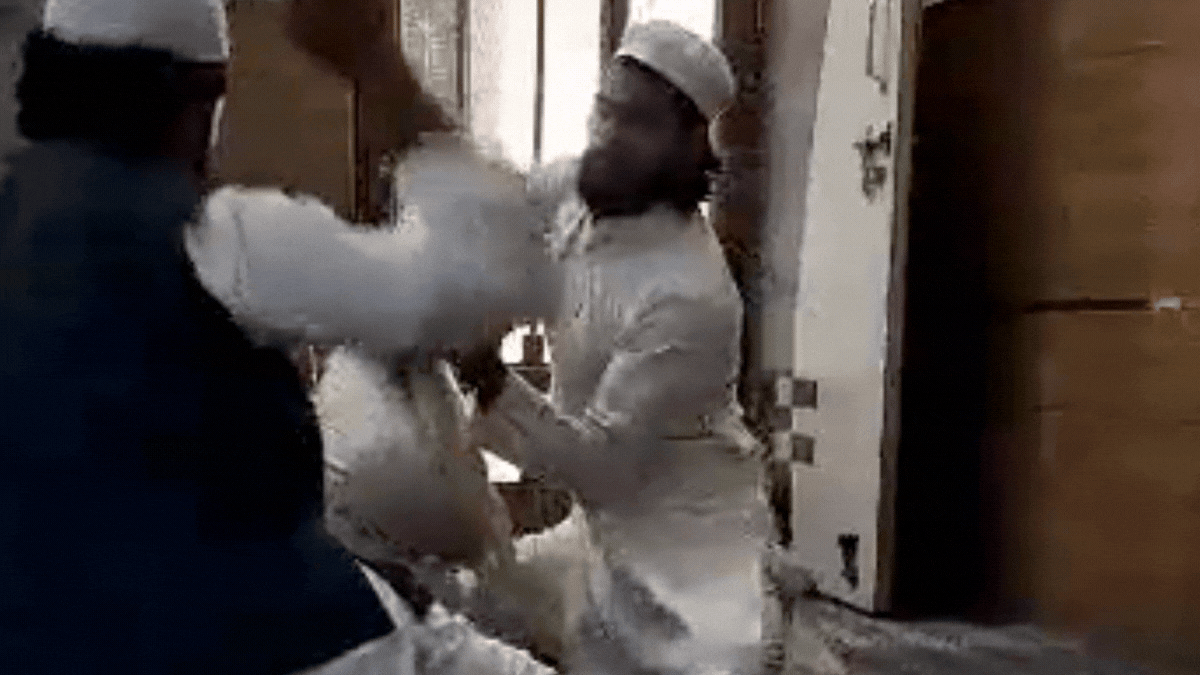 मौलानाओं की क्रूरता...पापा-पापा चिल्लाता रहा बच्चा, वे बरसाते रहे डंडे, जिसने भी देखा, कांप गई रूह