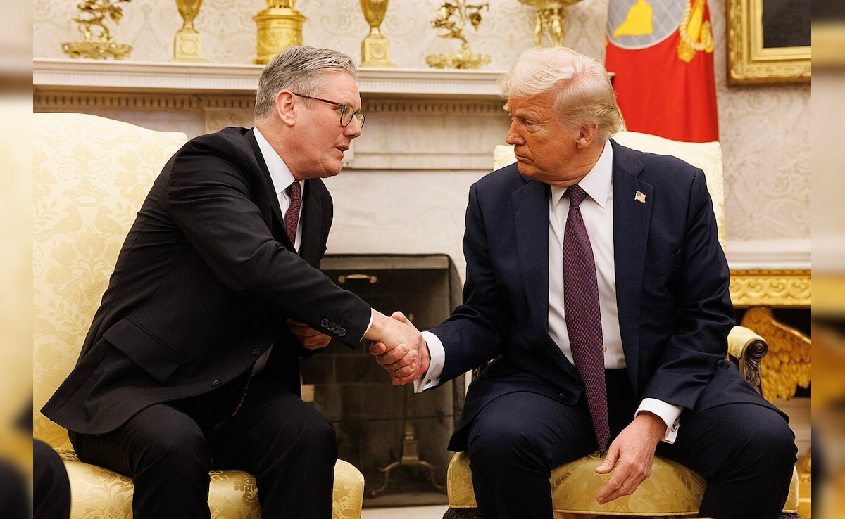 Starmer, Trump Discuss Urgent Need To Restore Shipping In Strait of Hormuz