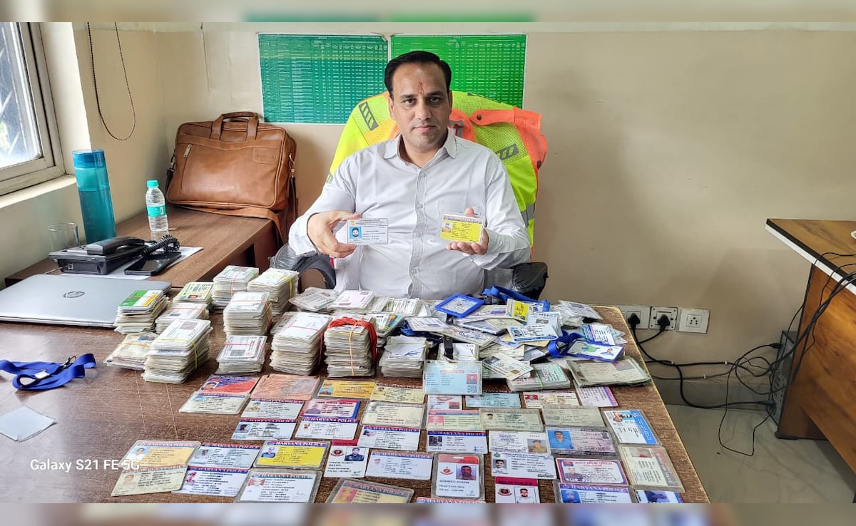 टोल टैक्स बचाने का नया तरीका! फरीदाबाद के गदपुरी टोल पर 3000 फर्जी सरकारी ID जब्त