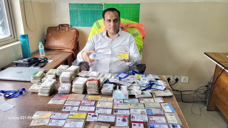 टोल टैक्स बचाने का नया तरीका! फरीदाबाद के गदपुरी टोल पर 3000 फर्जी सरकारी ID जब्त