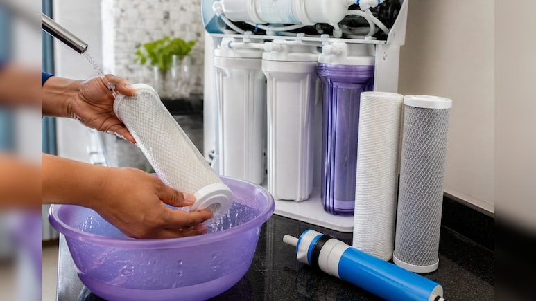 RO का फिल्टर बार-बार बदलने में हो रहा है खर्चा? घर पर खुद से इस तरह करें सफाई, आसानी से बचेंगे पैसे!