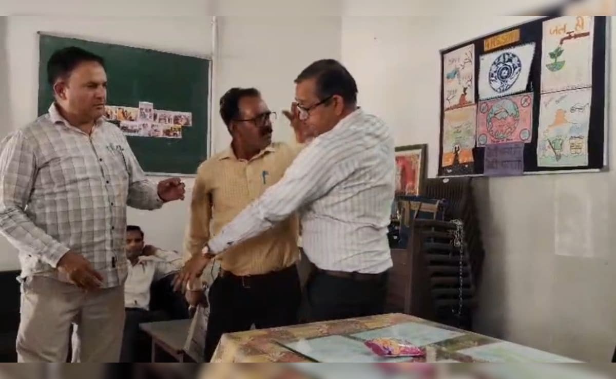 सरकारी स्कूल के स्पोर्ट्स रूम को टीचर ने बनाया 'बार', टोकने पर प्रिंसिपल पर उड़ेल दी शराब