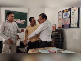 सरकारी स्कूल के स्पोर्ट्स रूम को टीचर ने बनाया 'बार', टोकने पर प्रिंसिपल पर उड़ेल दी शराब