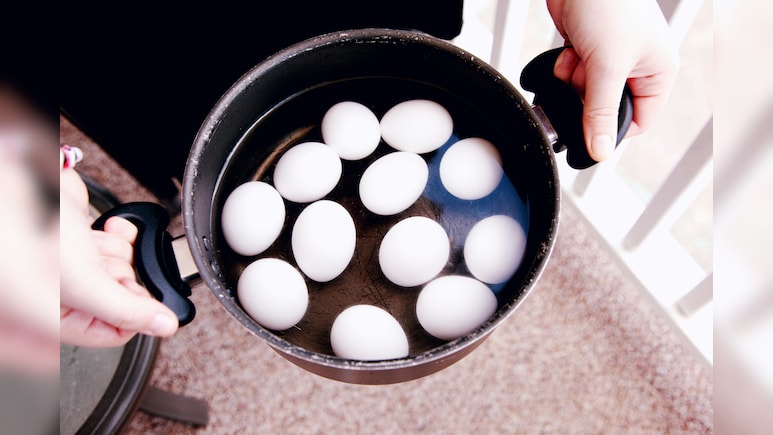 अंडे उबालते समय पानी में नमक क्यों डालते हैं? जानिए इसके पीछे का आसान किचन साइंस