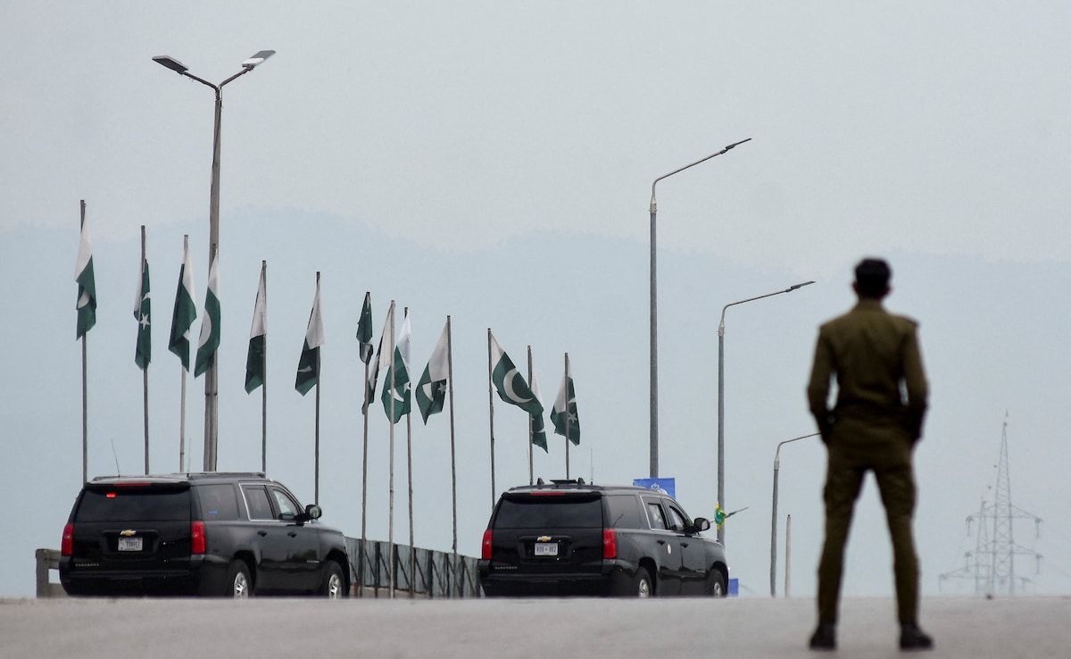 A convoy heads toward the Serena Hotel