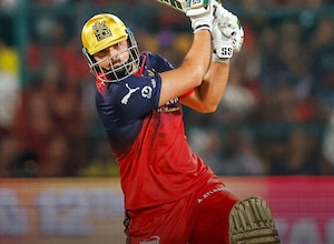 RCB vs CSK LIVE Score: Tim Davids Monstrous Six Goes Out Of Ground, RCB Post 250/3 vs CSK