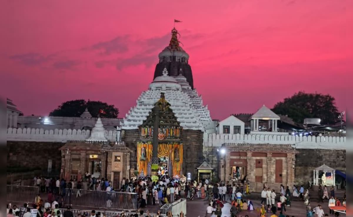पुरी में अद्भुत नजारा: जगन्नाथ मंदिर के ऊपर गुलाबी रंग से सजा आसमान, भक्तों ने बताया दिव्य संकेत
