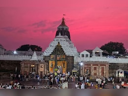 पुरी में अद्भुत नजारा: जगन्नाथ मंदिर के ऊपर गुलाबी रंग से सजा आसमान, भक्तों ने बताया दिव्य संकेत