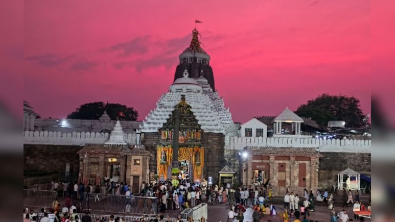 पुरी में अद्भुत नजारा: जगन्नाथ मंदिर के ऊपर गुलाबी रंग से सजा आसमान, भक्तों ने बताया दिव्य संकेत