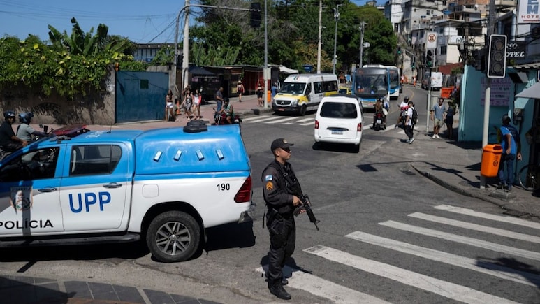 Gun Battle Traps More Than 200 Tourists At Rio Viewpoint