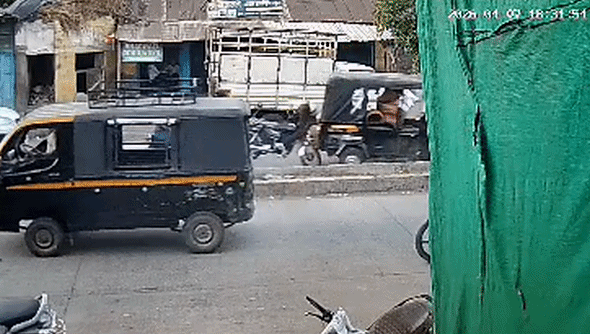 बेकाबू कार ने ऑटो और बाइक को उड़ाया, खौफनाक मंजर CCTV में कैद