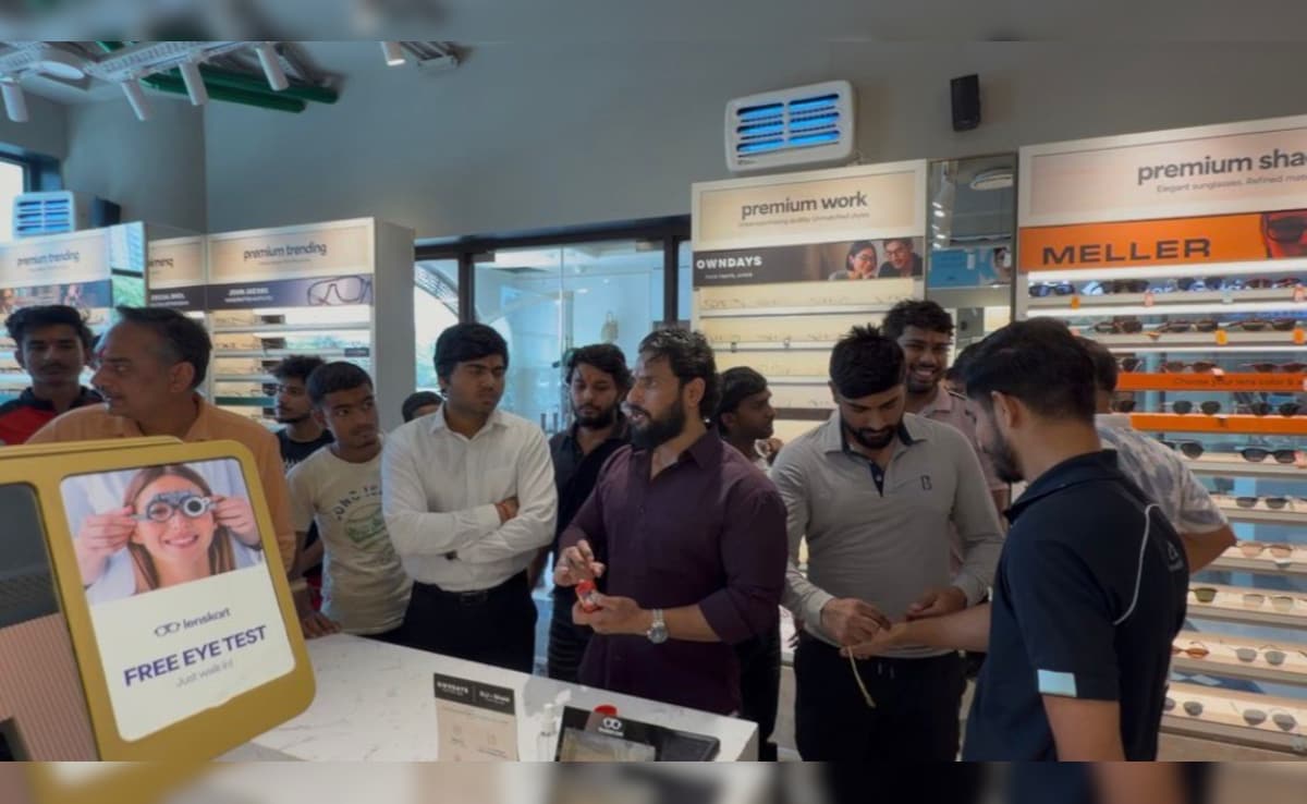 Lenskart की ड्रेस कोड नीति के विरोध में उतरा बजरंग दल, स्टोर पर जमकर किया हंगामा